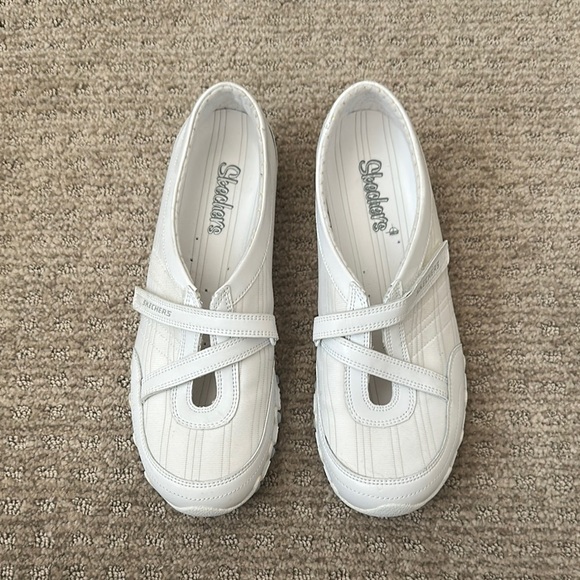 Skechers White Sneakers Comfortable Slip-On Design - Picture 1 of 3